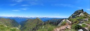 35 Siamo in cresta con vista della cima del Corno Stella, della Val Cerviera e verso Valtellina e Alpi Retiche 